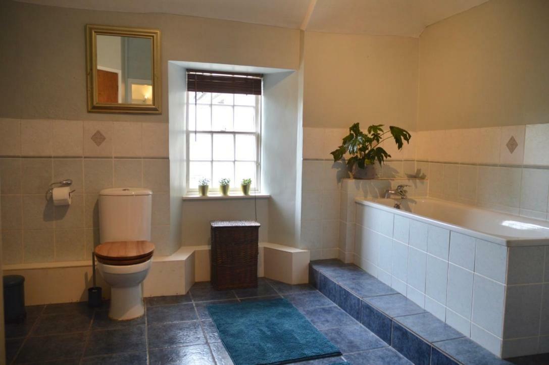John Buchan House, 피블스 외부 사진